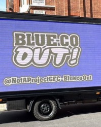 开云体育中心-切尔西球迷组织租用数字广告车抗议：BlueCo Out！