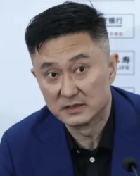开云官方网站-郭艾伦解说：杜导现在是老教练了，不管输赢都面不改色心不跳
